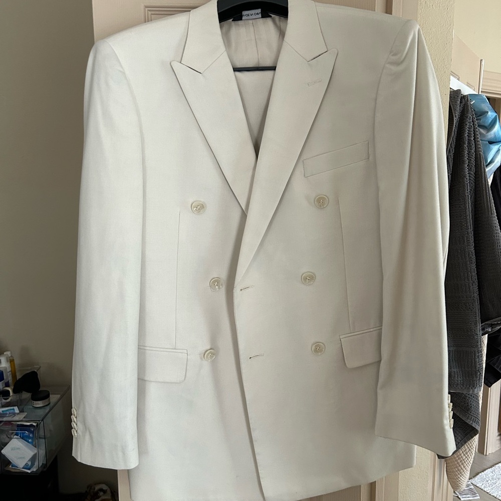 White Double-Breasted Suit with Peaked Lapels